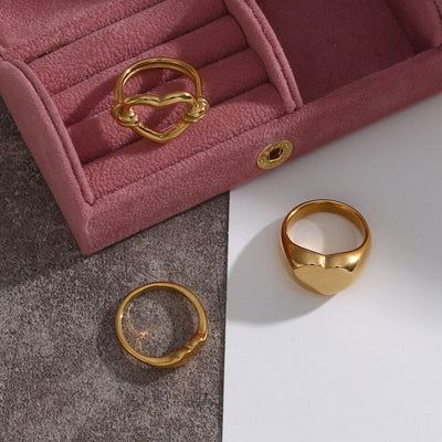 Anello in acciaio dorato con cuore scolpito - Amara