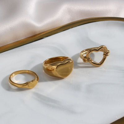 Anello in acciaio dorato con cuore scolpito - Amara