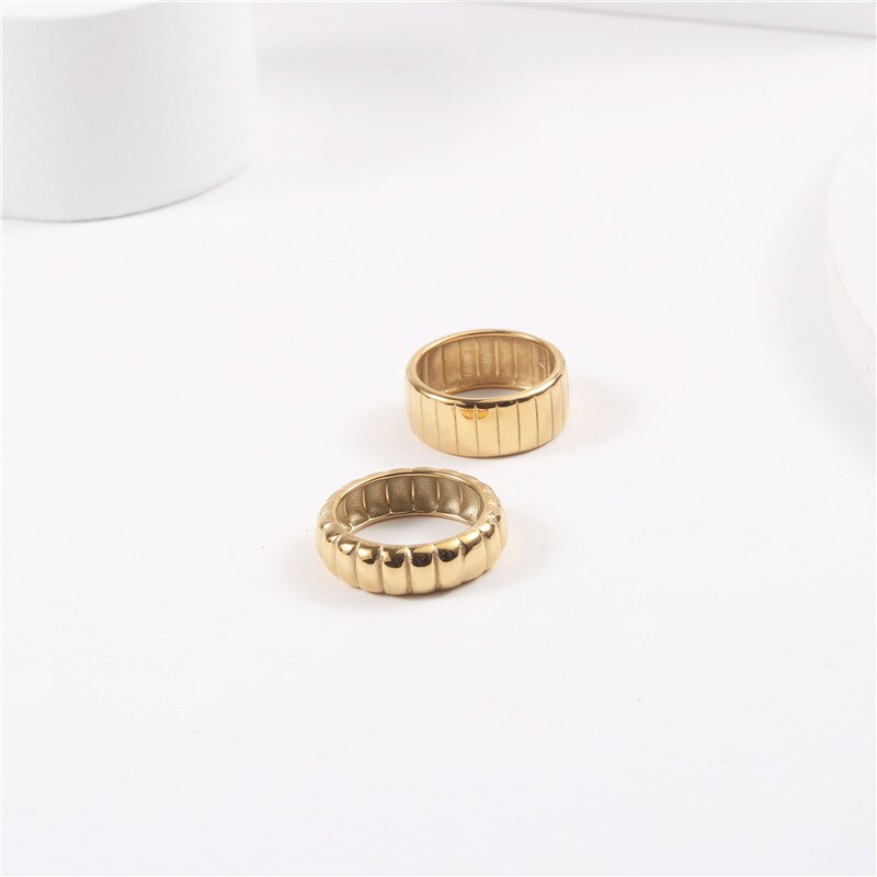 Anello in lega dorata con finitura scanalata - Aureen