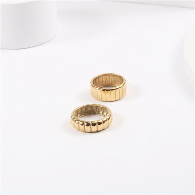 Anello in lega dorata con finitura scanalata - Aureen