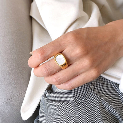 Anello in acciaio dorato con madreperla lucente - Celine