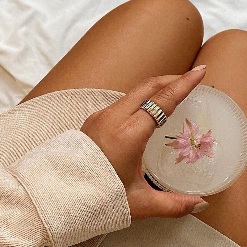 Anello in lega dorata con finitura scanalata - Aureen