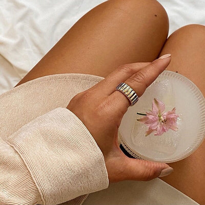 Anello in lega dorata con finitura scanalata - Aureen