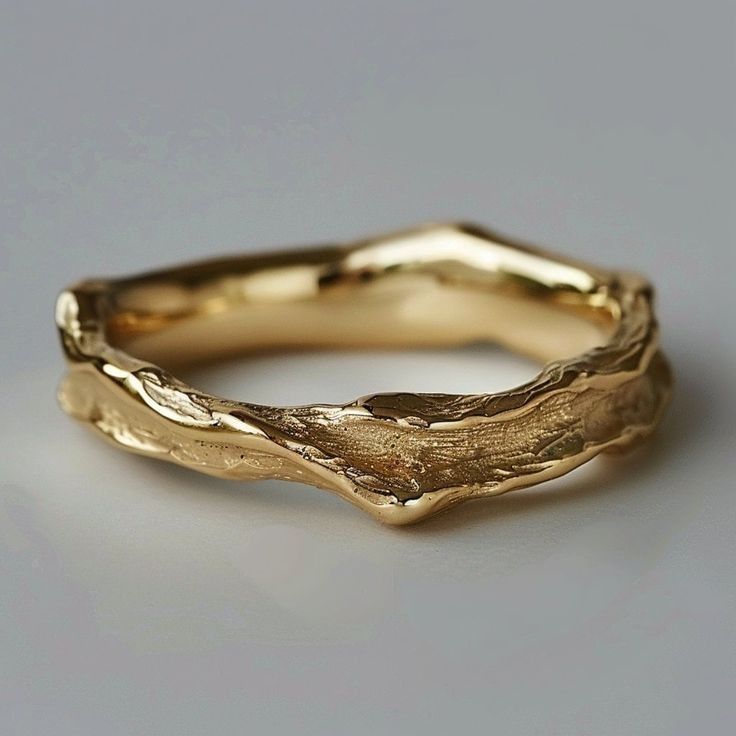 Anello d'oro forgiato d'epoca