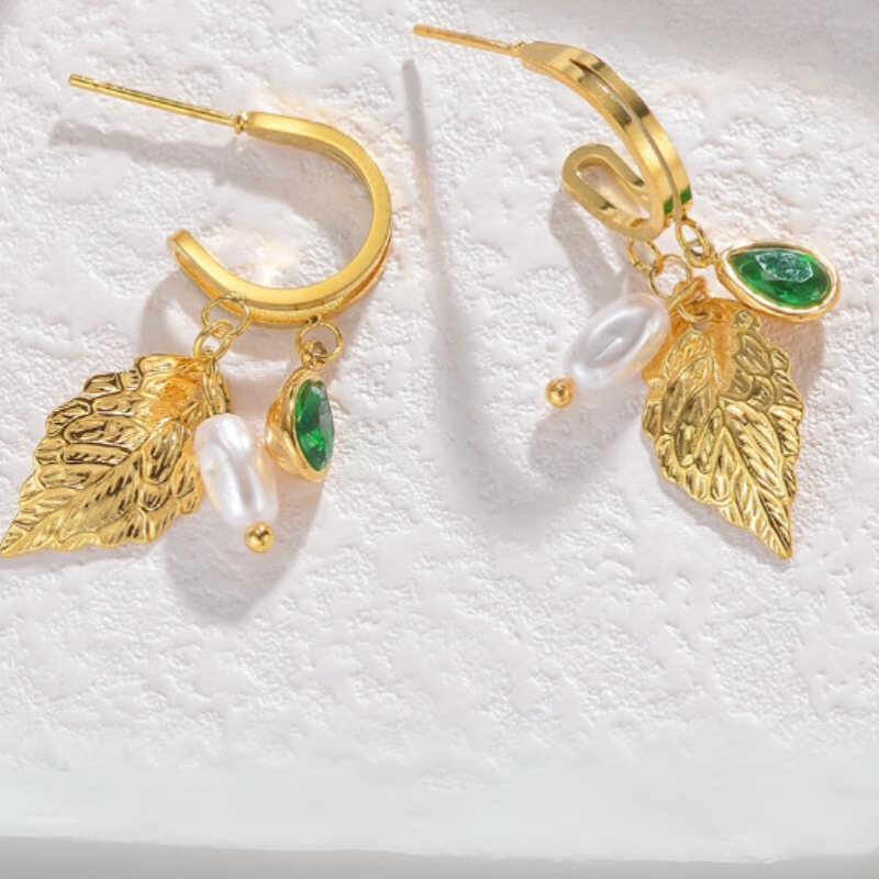 Orecchini a cerchio con charm a foglia di perla - Zuleika