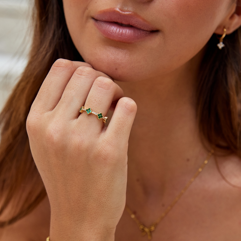 Anello in lega dorata con motivi floreali e cristalli verdi - Liriel