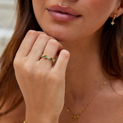 Anello in lega dorata con motivi floreali e cristalli verdi - Liriel