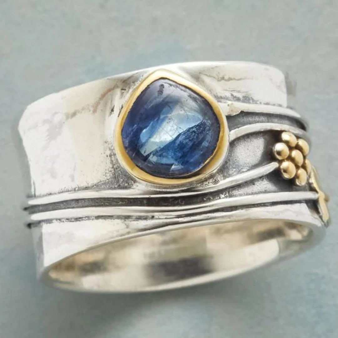 Anello da donna con gemma blu e dettagli artigianali - Dalila