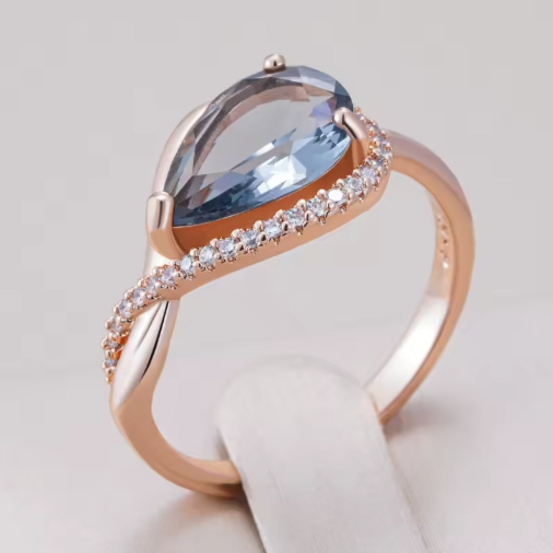 Elegante anello con goccia d'acqua in cristallo - Malika