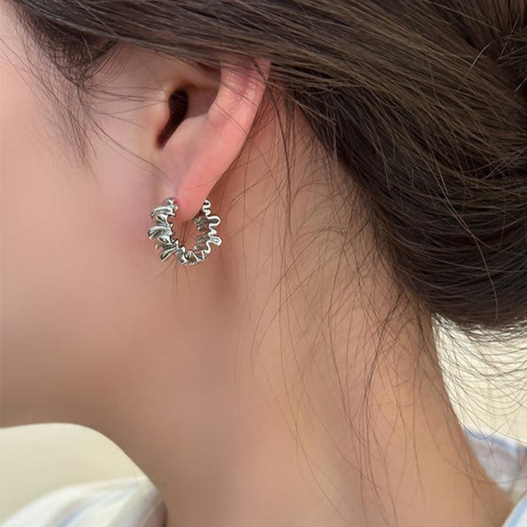 Orecchini a cerchio con struttura a volant - Fiorina