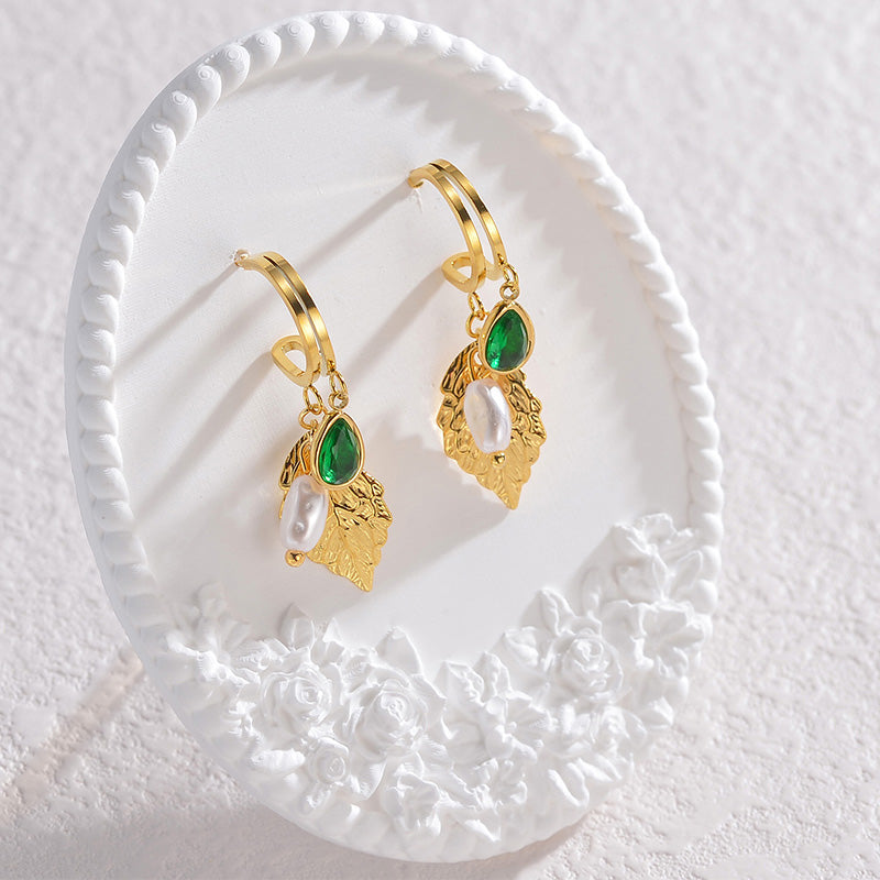 Orecchini a cerchio con charm a foglia di perla - Zuleika