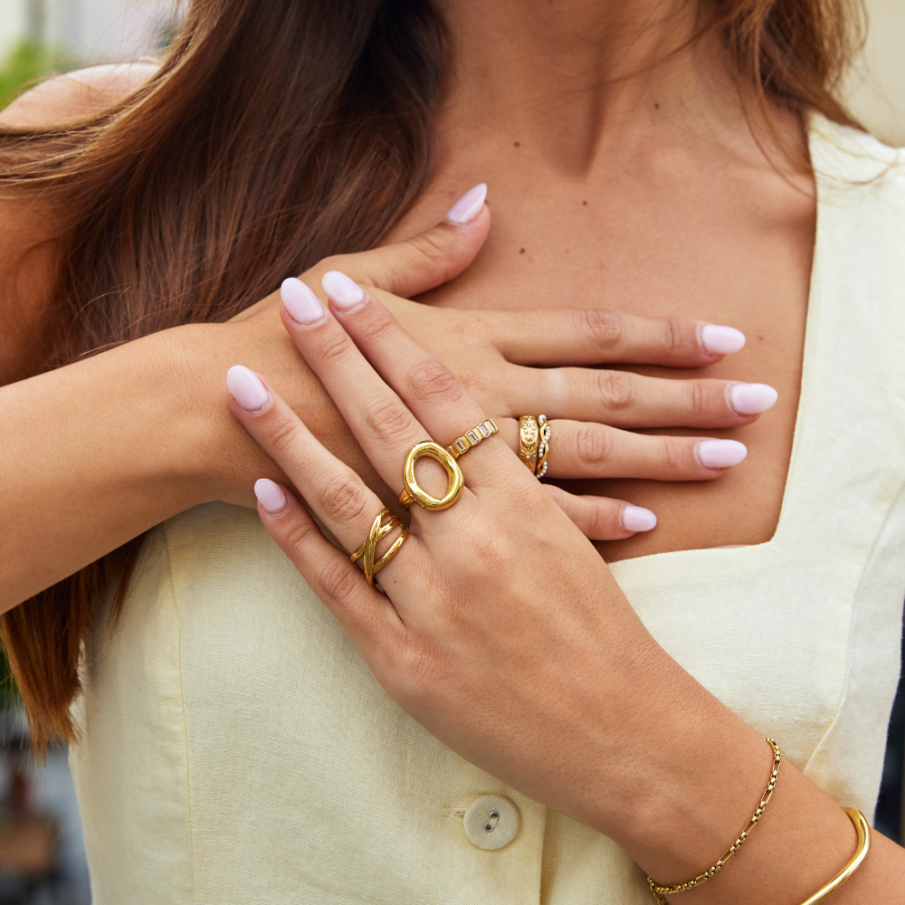Anello in lega dorata con design ovale moderno - Vina