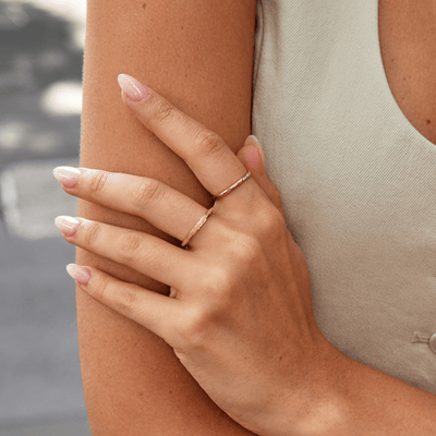 Anello in lega dorata con finitura satinata - Amelia