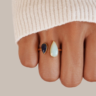 Anello in lega dorata con doppia goccia lucente - Aquara