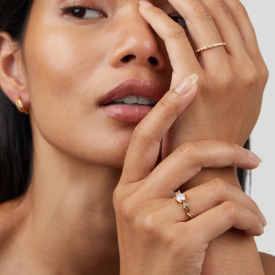 Anello in lega dorata con cristalli incastonati a fascia sottile - Luvienne