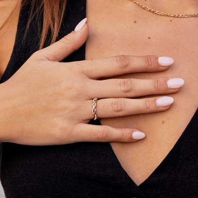 Anello in lega dorata con intreccio di perle - Lirene