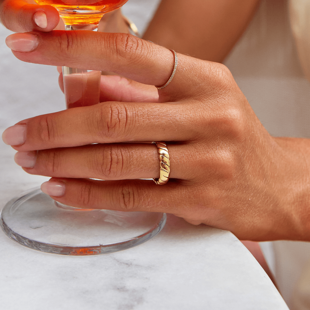 Anello in lega dorata a fascia intrecciata - Calira