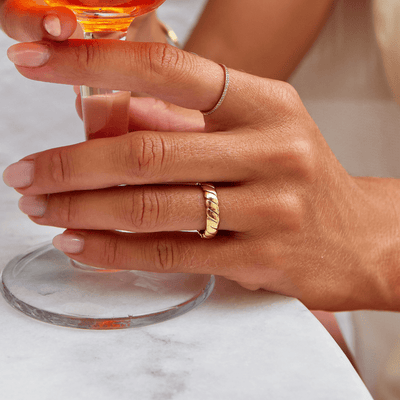 Anello in lega dorata a fascia intrecciata - Calira