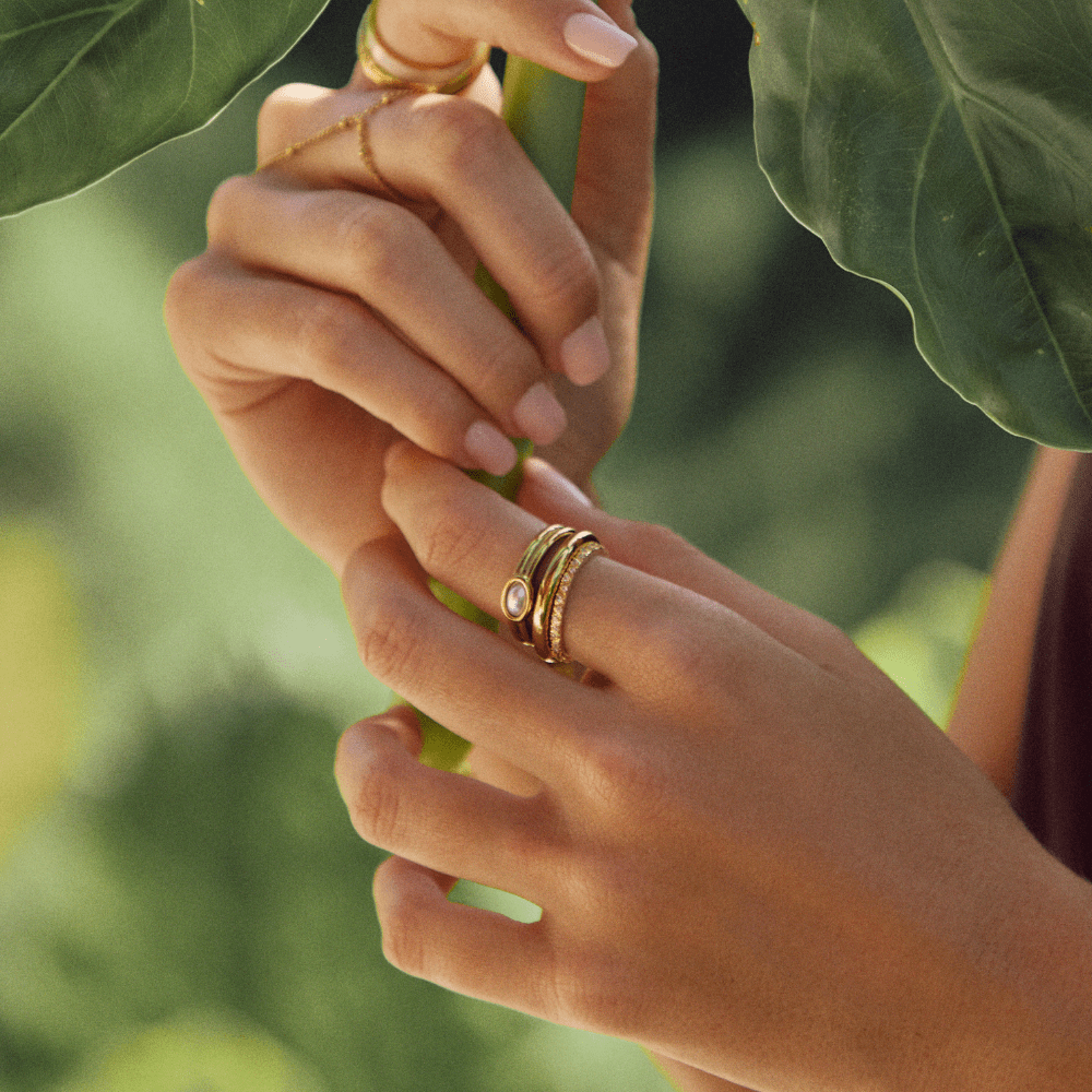 Anello in lega dorata con perla ovale - Marisse