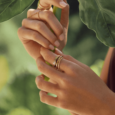 Anello in lega dorata con perla ovale - Marisse