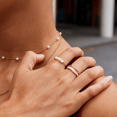 Anello in lega dorata con perle naturali - Liora