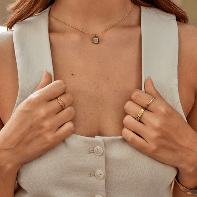 Anello in lega dorata con finitura martellata - Dorcas