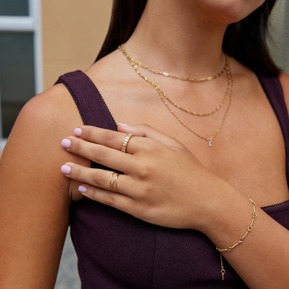 Anello in lega dorata con cristalli baguette incastonati - Gigi