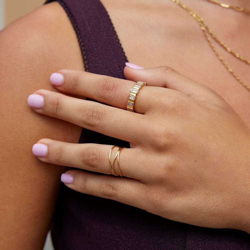 Anello in lega dorata con cristalli baguette incastonati - Gigi