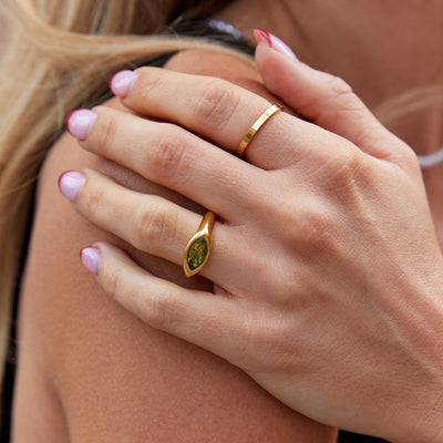 Anello in lega dorata con pietra ovale incastonata - Arizona