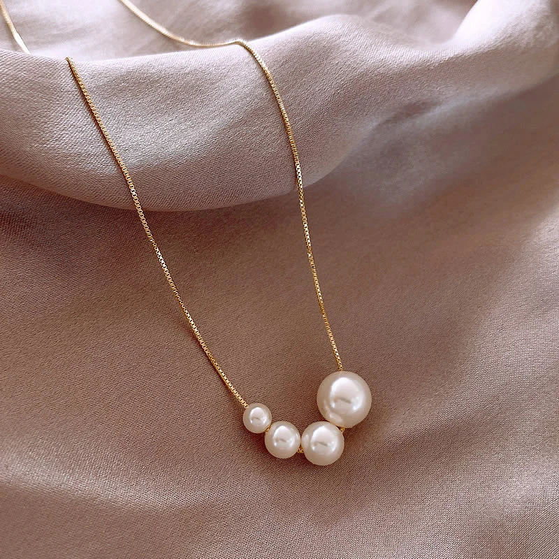 Collana minimalista con perle su catena placcata oro - Althea