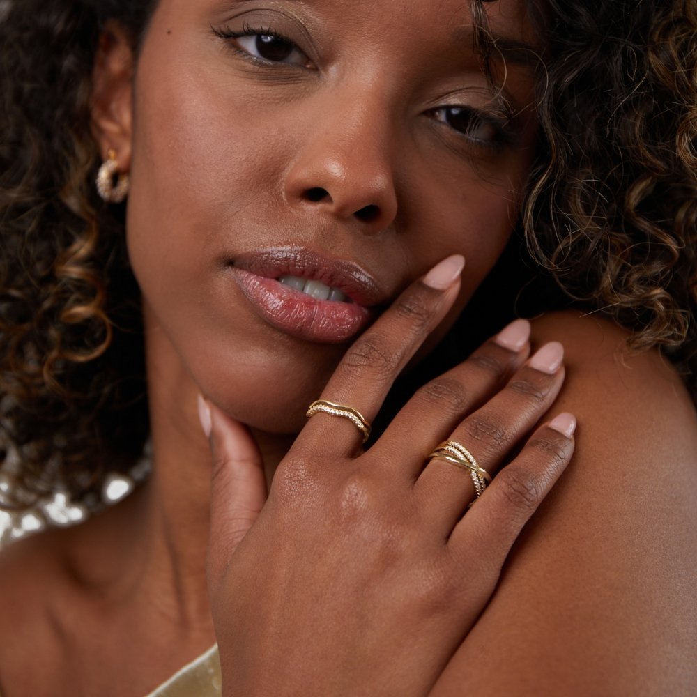 Anello aperto in lega dorata con cristalli - Juni