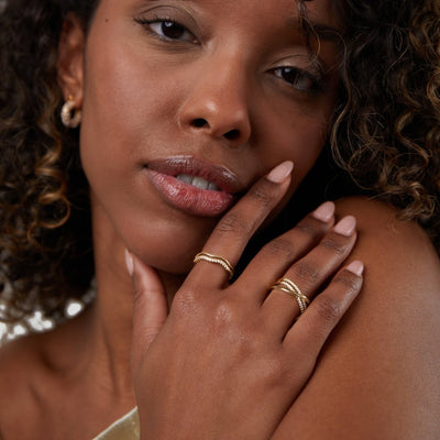 Anello aperto in lega dorata con cristalli - Juni