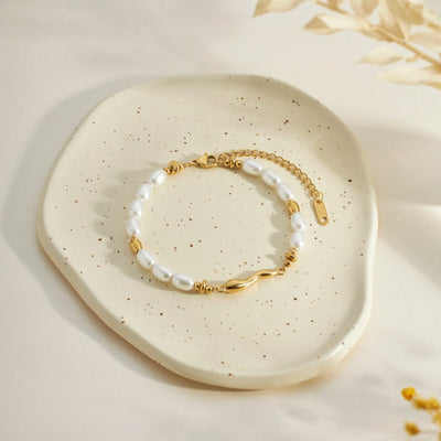 Bracciale con Perle Naturali e Dettagli in Metallo Lucido - Undine