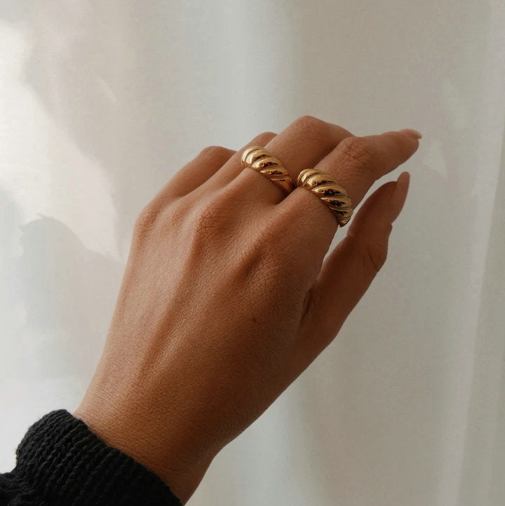 Anello in lega dorata con motivo bombato intrecciato - Solenne