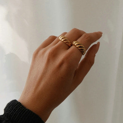 Anello in lega dorata con motivo bombato intrecciato - Solenne