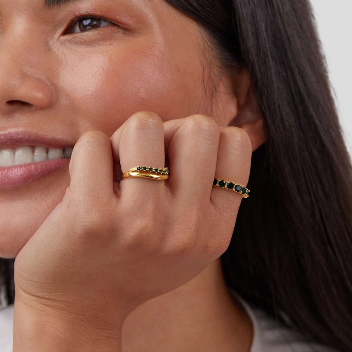 Anello in lega dorata con cristalli verdi - Elaria