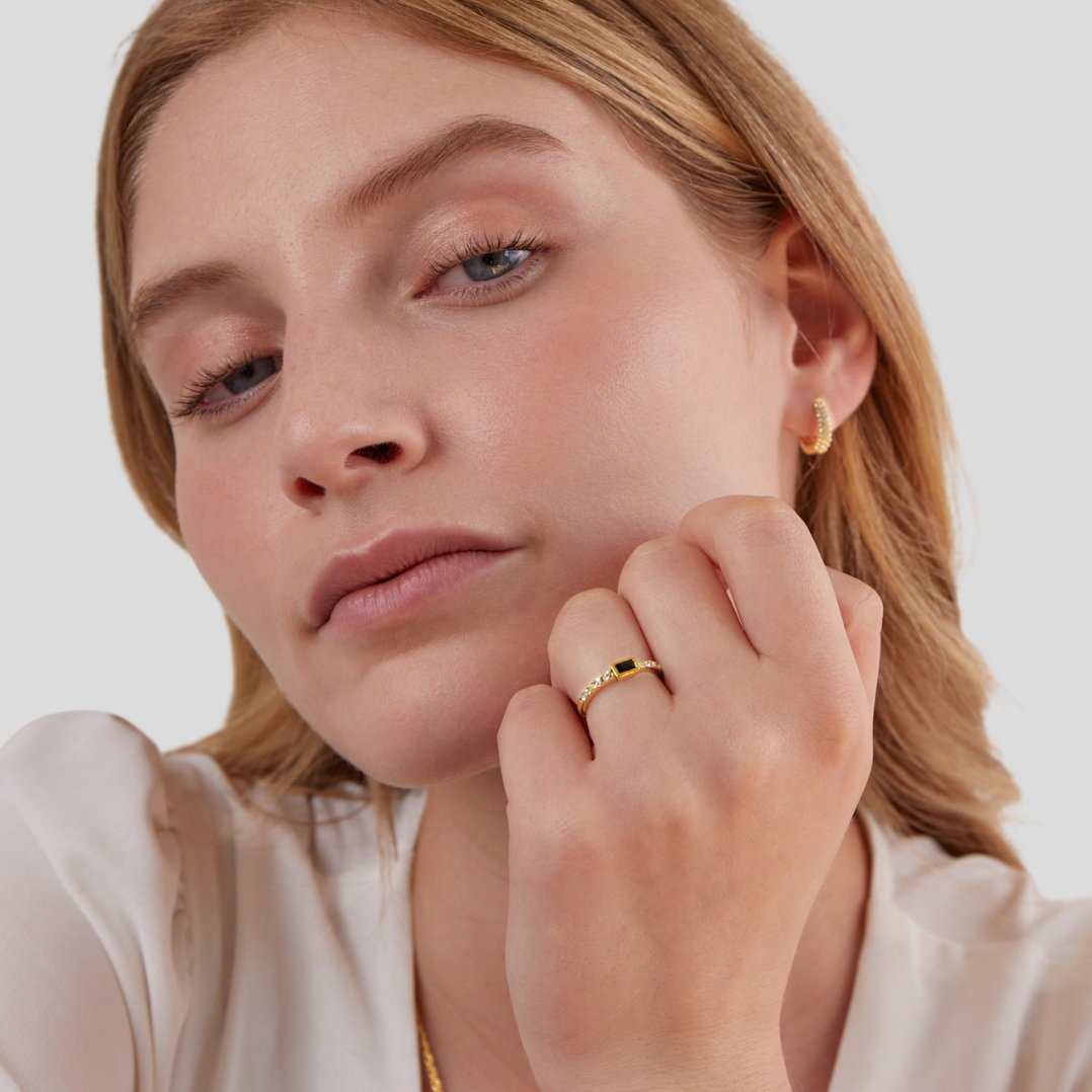 Anello in lega dorata con cristallo onice taglio baguette - Liora