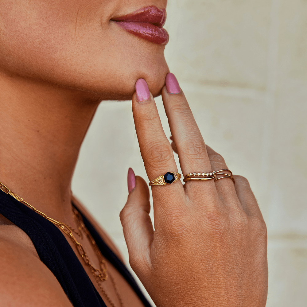 Anello in lega dorata con onice inciso - Phoenix