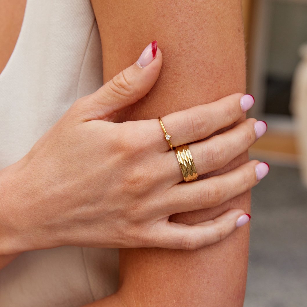 Anello in lega dorata con zircone a cuore - Fiorella