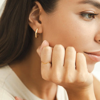 Anello in lega dorata con forma fluida - Tina