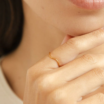 Anello in lega dorata con forma fluida - Tina