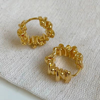 Orecchini a cerchio con struttura a volant - Fiorina