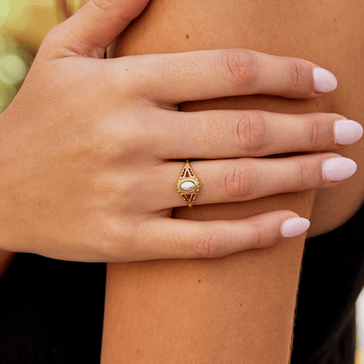 Anello in lega dorata con perla centrale - Eleonora