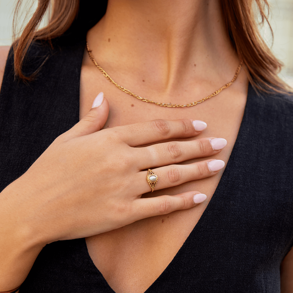 Anello in lega dorata con perla centrale - Eleonora